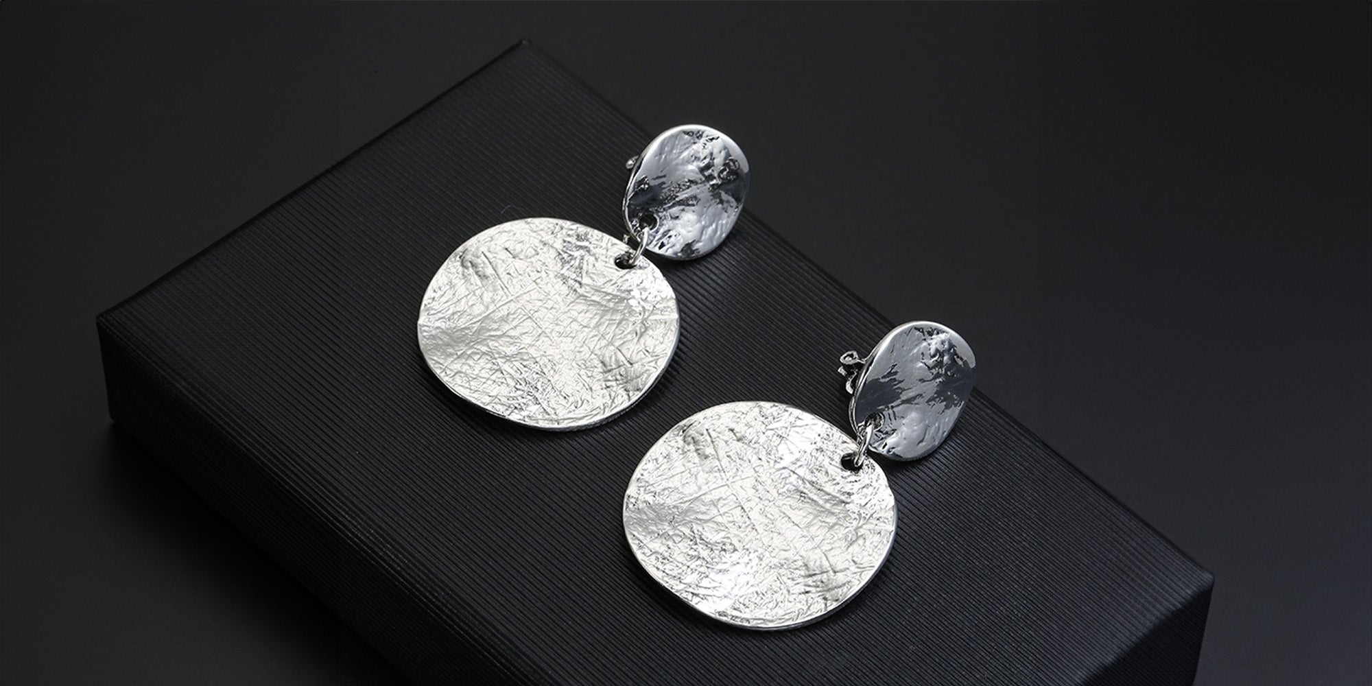Orecchino a cerchio dorato con sfera centrale di 2 mm - Arte Etrusca Orecchino a cerchio dorato con sfera centrale di 2 mm - Arte Etrusca