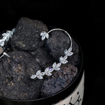 Chic silver ear cuffs with leaf design and sparkling zircons.