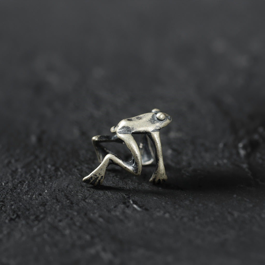 Discover the magic of this sterling silver frog helix ear cuff, featuring a vintage design with an aged patina finish. This enchanting piece of frog jewelry embraces the ear, adding a whimsical touch without the need for piercing.