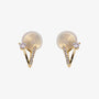 Paire de boucles d'oreilles à clip en argent sterling plaqué or 18 carats, en forme de V, avec zircon sur fond blanc