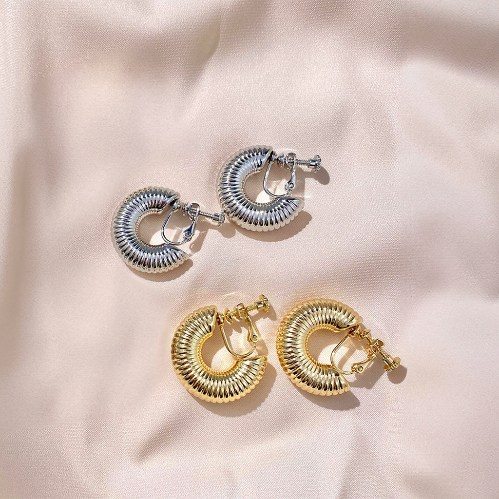 Elegant helix hoop clip-on earrings available in both gold and silver tones, fashioned from high-quality alloy with a screw-back clip-on closure for comfortable wear. These modern huggie earrings are perfect for those who prefer a sophisticated look without the need for piercing.