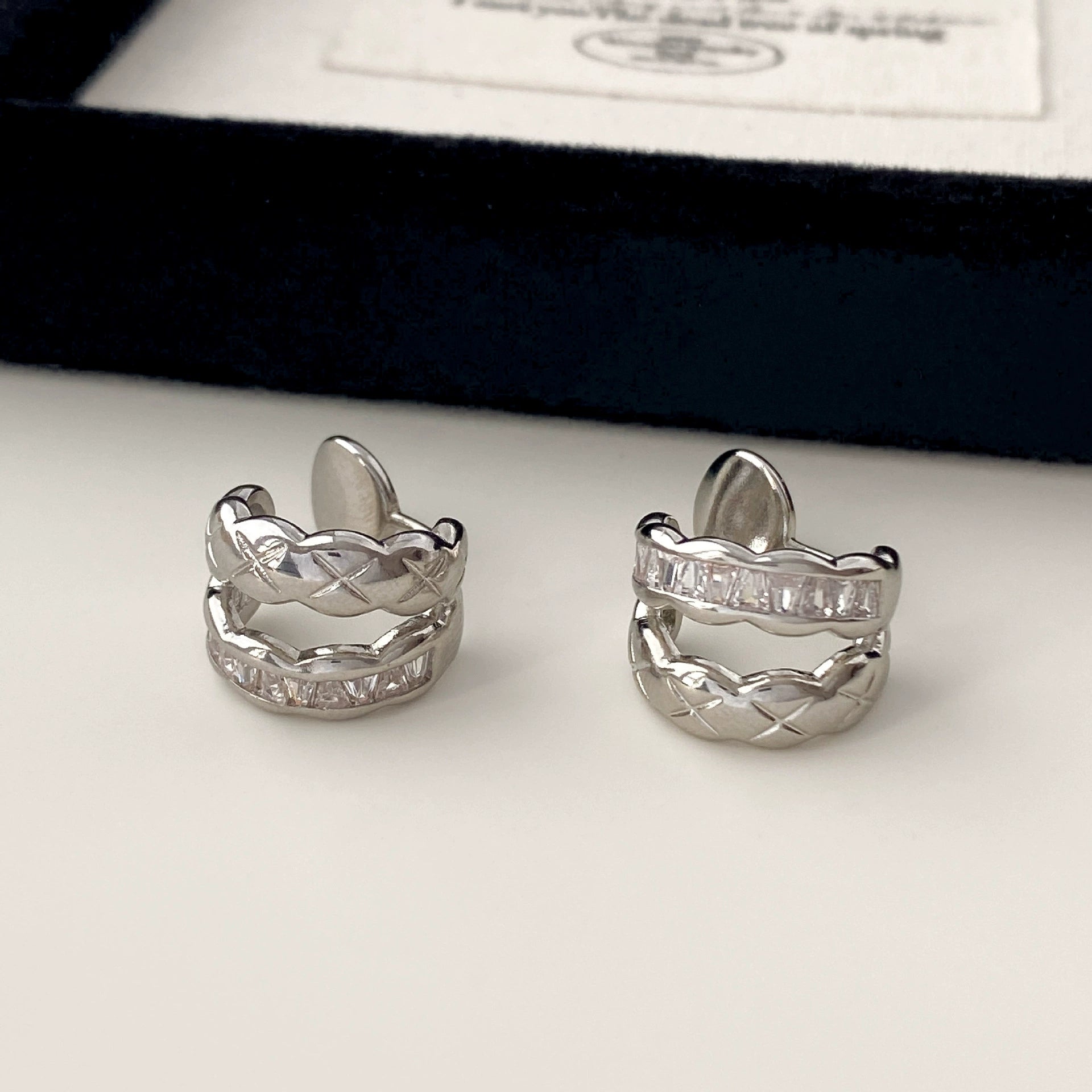 Enjoy the comfort of a coil pad clip-on design, providing a secure fit without the need for pierced ears.