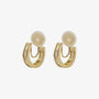 Vue de face de boucles d'oreilles créoles à clip serties de zircons, mettant en valeur les détails des zircons.