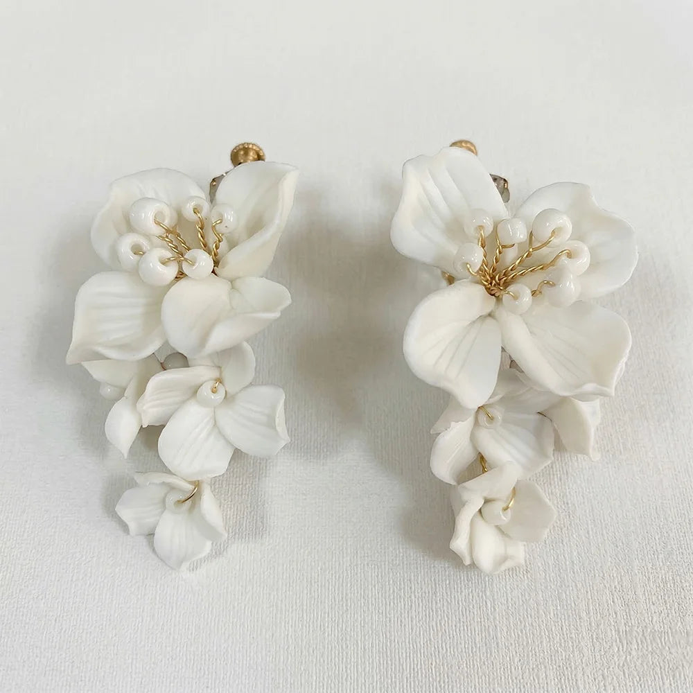 Boucles d'oreilles à clip en forme de grappe de fleurs blanches délicates