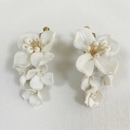 Boucles d'oreilles à clip en forme de grappe de fleurs blanches délicates