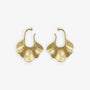 Boucles d'oreilles manchette en forme de feuille de ginkgo dorée, serties sur une surface blanche, ornées d'incrustations de zircon blanc étincelant qui captent la lumière, reflétant la beauté organique et le luxe des boucles d'oreilles manchette en forme de coquillage.