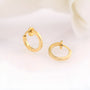 Boucles d'oreilles créoles à clip dorées, légères et élégantes, pour hommes, disponibles en diamètres de 13 mm et 15 mm.