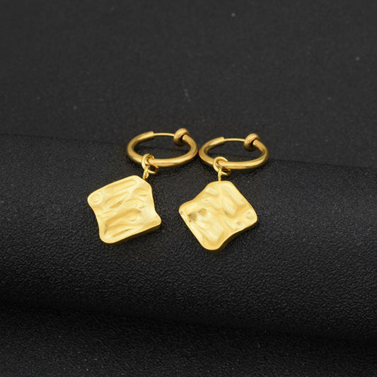 Make a statement with our Golden Glam Square Clip-Ons, ideal for those who appreciate the beauty without the commitment of piercings.