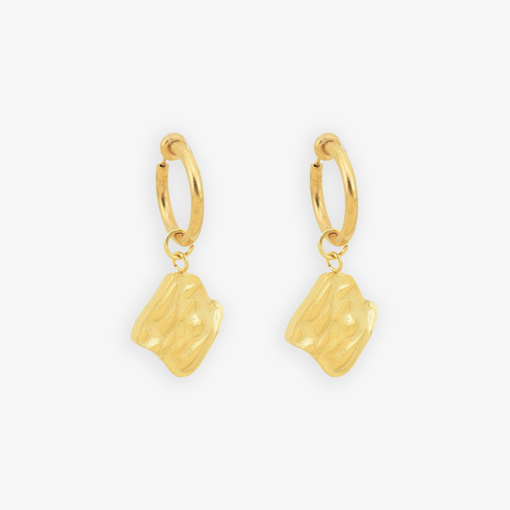 Add a splash of style to your wardrobe with our Chic Gold Wave Clip-On Earring. Designed for comfort and flair, this titanium steel earring with a gold-plated wave design offers a fashionable, secure fit for anyone who prefers not to have piercings.