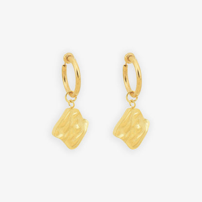 Add a splash of style to your wardrobe with our Chic Gold Wave Clip-On Earring. Designed for comfort and flair, this titanium steel earring with a gold-plated wave design offers a fashionable, secure fit for anyone who prefers not to have piercings.