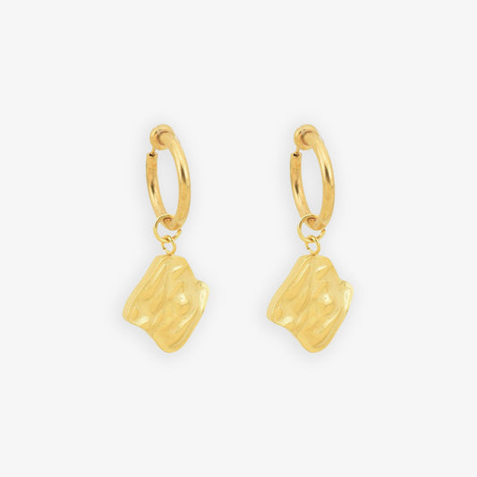 Add a splash of style to your wardrobe with our Chic Gold Wave Clip-On Earring. Designed for comfort and flair, this titanium steel earring with a gold-plated wave design offers a fashionable, secure fit for anyone who prefers not to have piercings.