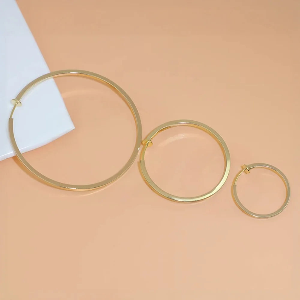 Grandes boucles d'oreilles créoles carrées à clip en or