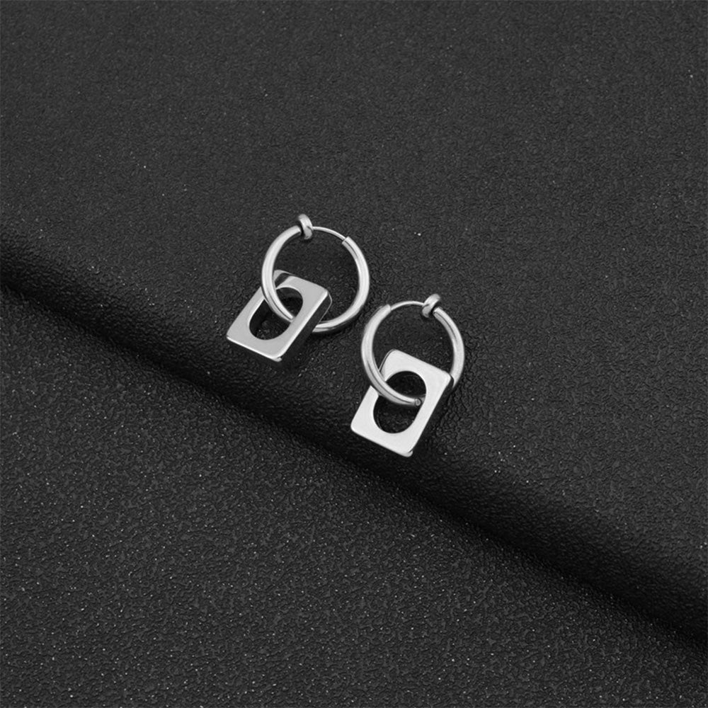 Ces boucles d'oreilles carrées à clip, d'une grande sobriété, sont l'accessoire parfait pour toutes les tenues, se fondant harmonieusement du jour au soir grâce à leur finition soignée.