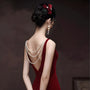 Mannequin de mariée présentant des boucles d'oreilles à clip, ornées d'un motif de perles en cascade, parfaites pour les occasions formelles.