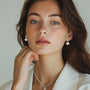 Mannequin portant les boucles d'oreilles à clip en perles et coquillages, démontrant ainsi la tenue sûre et confortable des fermoirs à clip en forme de U et leur aspect élégant et raffiné.