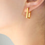 Conçues pour être portées facilement et avec élégance sans piercing, ces boucles d'oreilles ajoutent une touche géométrique à n'importe quelle tenue, ce qui en fait un accessoire indispensable pour un look sophistiqué.