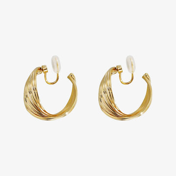 Vue de face de boucles d'oreilles créoles à clip en spirale rotative dorée, mettant en valeur le design à plusieurs torsades.