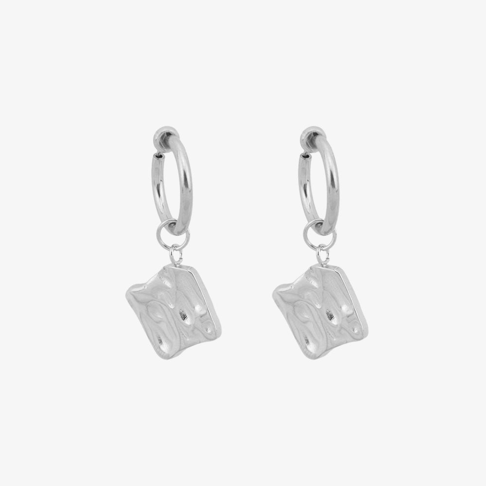 The silver-plated square with a ripple effect adds a touch of class to any outfit, ideal for those who prefer non-pierced earrings.