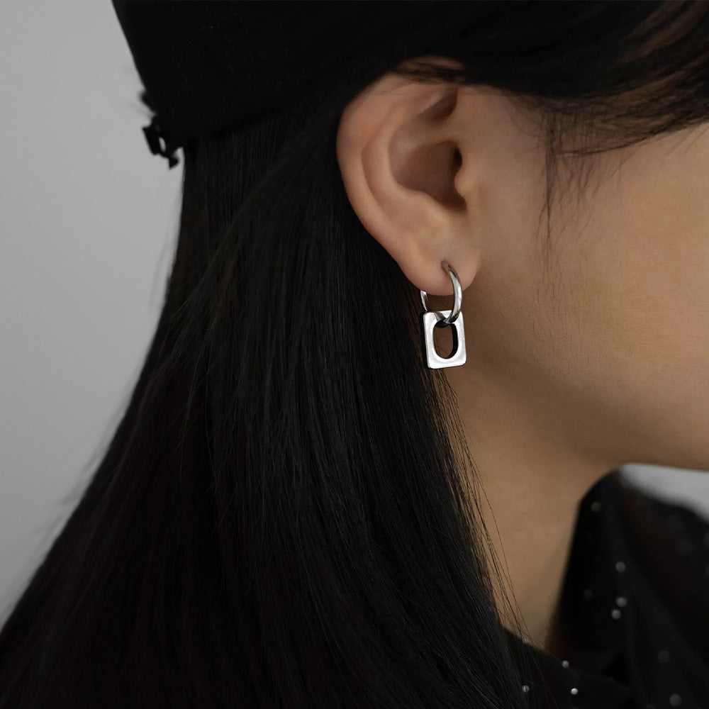 Whether you're attending a business meeting or a casual brunch, these Modern Minimalist Square Clip-On Earrings add a touch of refined simplicity to your ensemble.