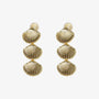 Vue de face des boucles d'oreilles à clip en forme de coquillage texturé, couleur or, mettant en valeur la texture complexe inspirée des coquillages.