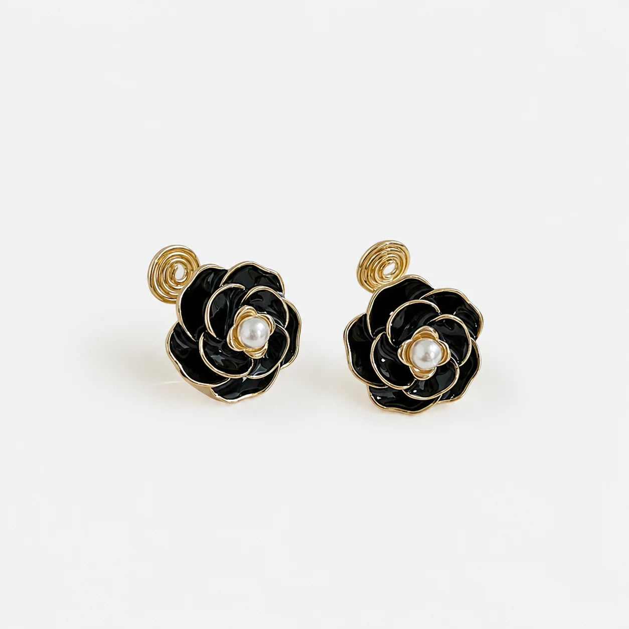 Camellia emaille clip-on oorbellen - zwart