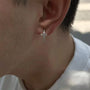 Les boucles d'oreilles créoles à clip pour hommes offrent une touche de sophistication et de modernité.