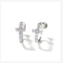 Boucles d'oreilles à vis en or blanc, fabriquées en cuivre et serties de pierres de zircon blanc de qualité supérieure.