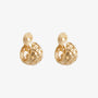 Photo principale de boucles d'oreilles créoles à clip en forme de croissant tissé sur fond blanc, mettant en valeur le motif tissé complexe.
