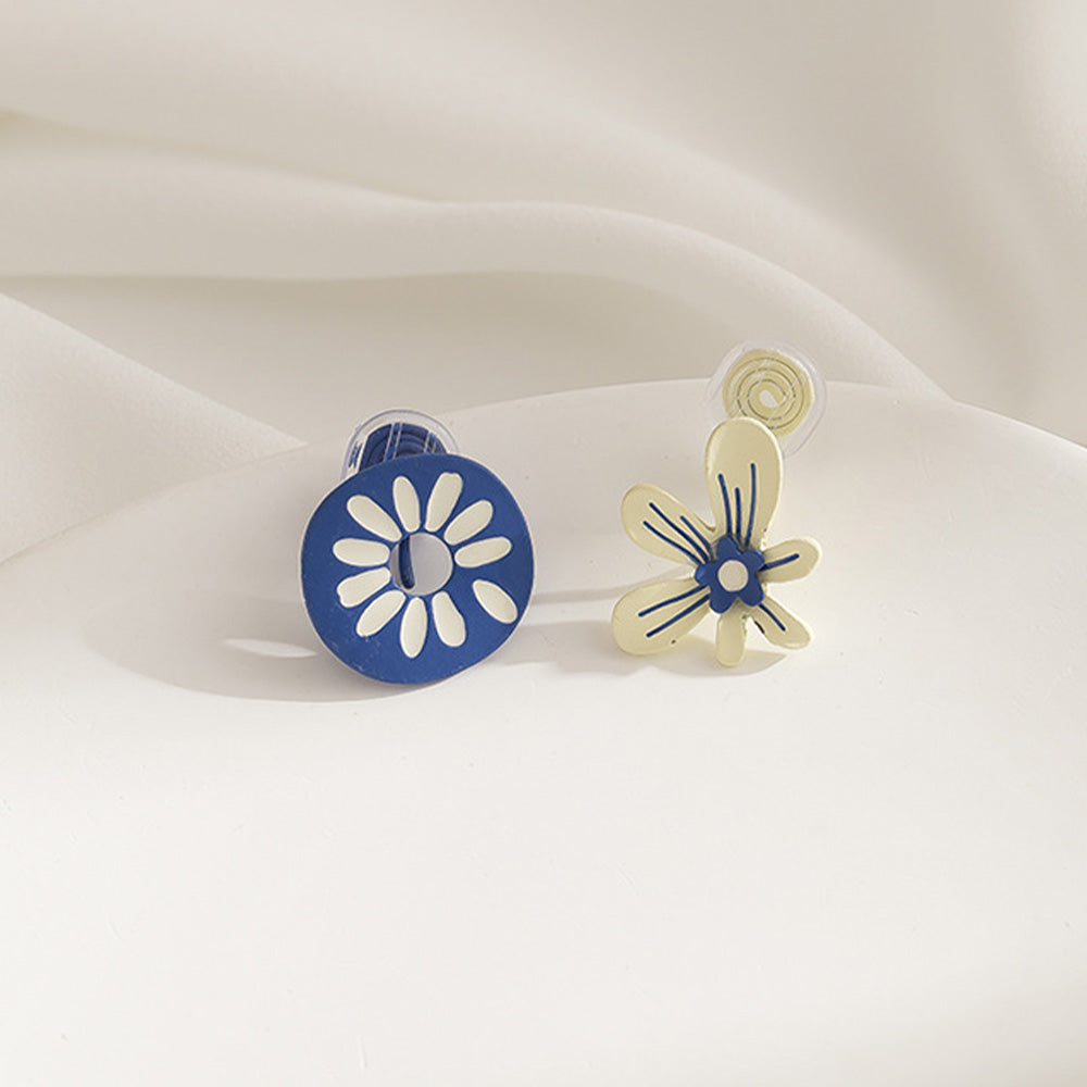  Celebrate individuality with our "Blue Flower Mismatched Clip-On Earrings." These enamel flowers are a delightful way to accessorize with flair and fun.