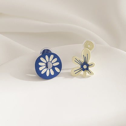  Celebrate individuality with our "Blue Flower Mismatched Clip-On Earrings." These enamel flowers are a delightful way to accessorize with flair and fun.