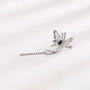Image détaillée de la boucle d'oreille Butterfly and Crystal Cascade, mettant en valeur la luxueuse finition en or blanc et le design sophistiqué du papillon.
