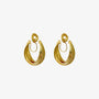 Une paire de boucles d'oreilles créoles à clip en forme de vague, en or superposées, avec un fermoir en spirale, présentées isolées sur un fond blanc uni.