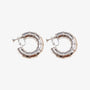 Une paire de boucles d'oreilles créoles en bambou argenté à clip, avec un mécanisme de fermeture à vis.
