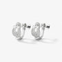 Photo en studio d'une paire de boucles d'oreilles à clip en forme de fer à cheval pavé d'argent sur fond blanc, mettant en valeur les pierres pavées étincelantes et le mécanisme à clip.