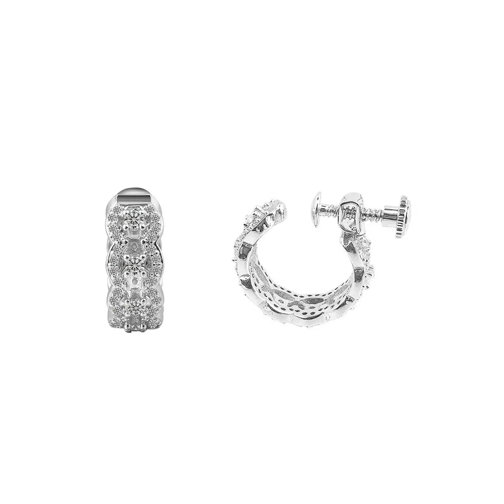 Vue détaillée de la boucle d'oreille créole à clip pavée en argent avec pierres de moissanite, montrant le motif ondulé complexe et le fermoir à vis réglable.
