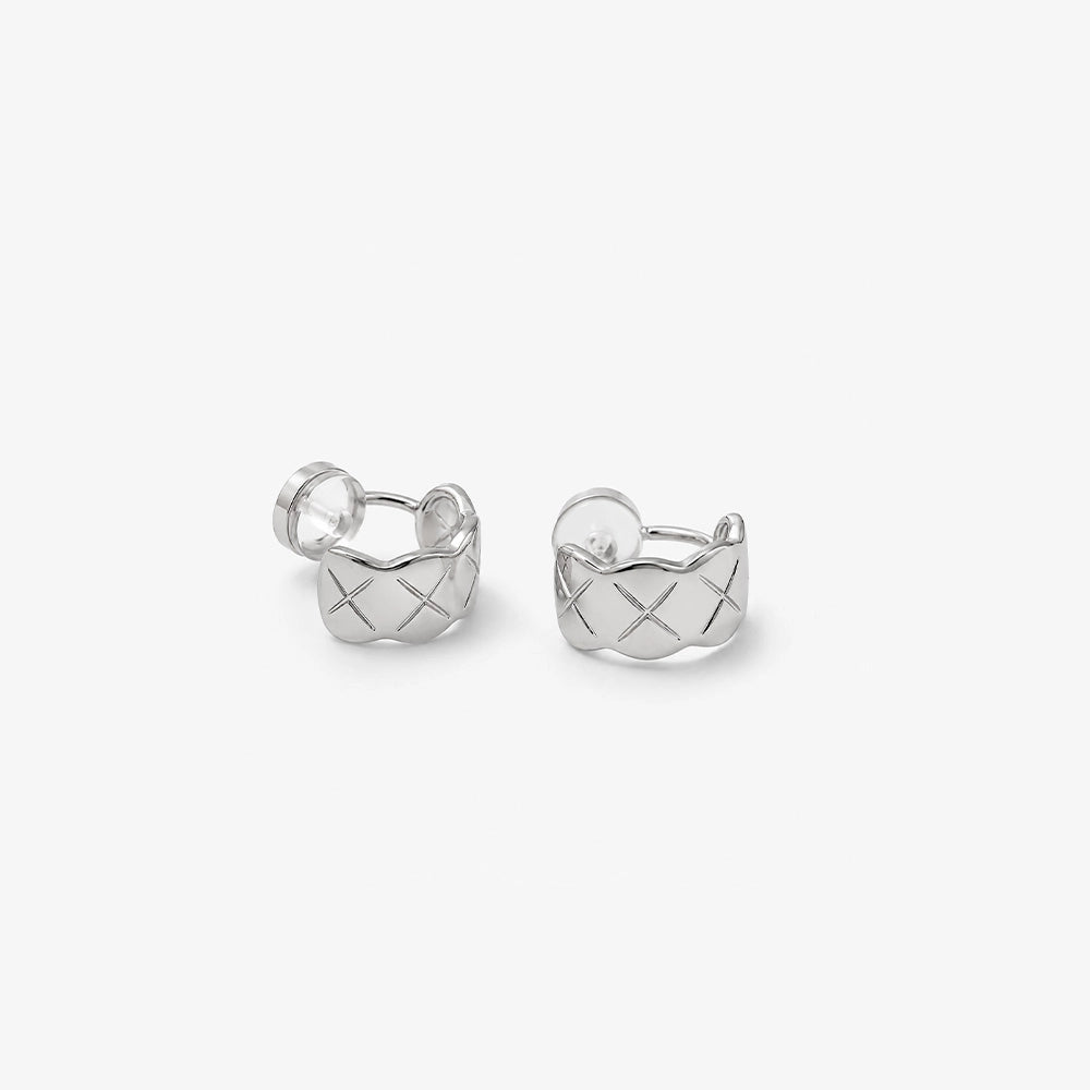 Boucles d'oreilles clips Huggie matelassées en or blanc