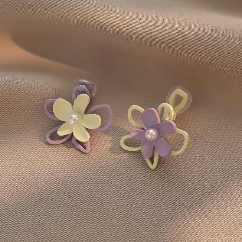 Discover the gentle beauty of our "Pastel Petals Mismatched Clip-On Earrings." With soft hues and shimmering faux pearls, these earrings offer a comfortable and chic accessory for everyday adventures.